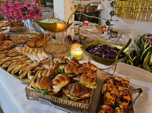 שולחן שוק עם מאפים