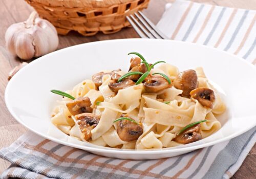 מתכון לפסטה עם קרם קוקוס ופטריות - טעמים איטלקיים ואסייתים בצלחת שלכם!